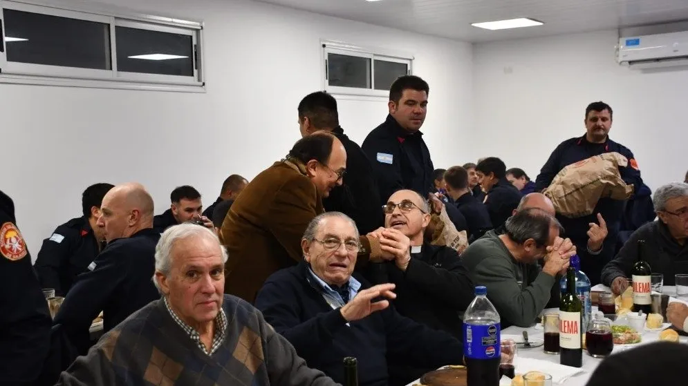 Cena por el Día de Bomberos 